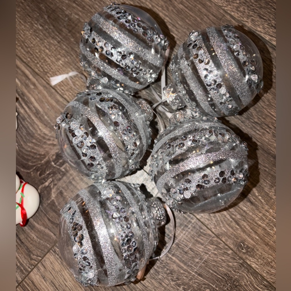 🏷️ 3/$75 Deal 🫱🏻‍🫲🏽 Luxe Christmas Holiday Ornament Ball Set Silver